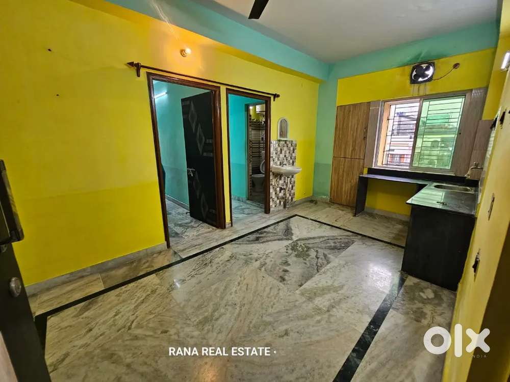 Couples friendly 2bhk with lift flat rent in behala.