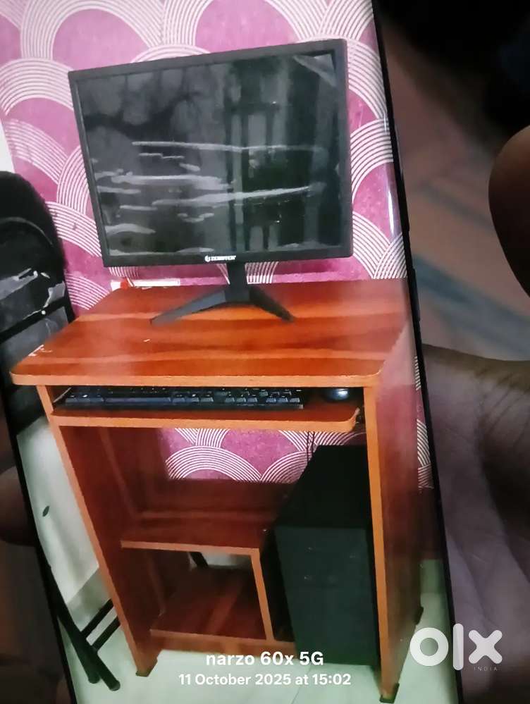 3 desktop  with keyboard mouse& 2 laptop with table nd chair