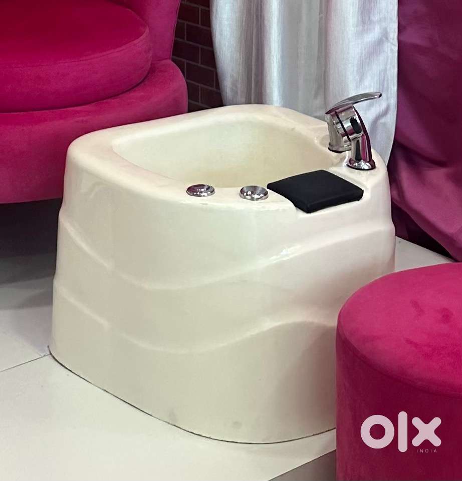 Pedicure tub with instant geyser