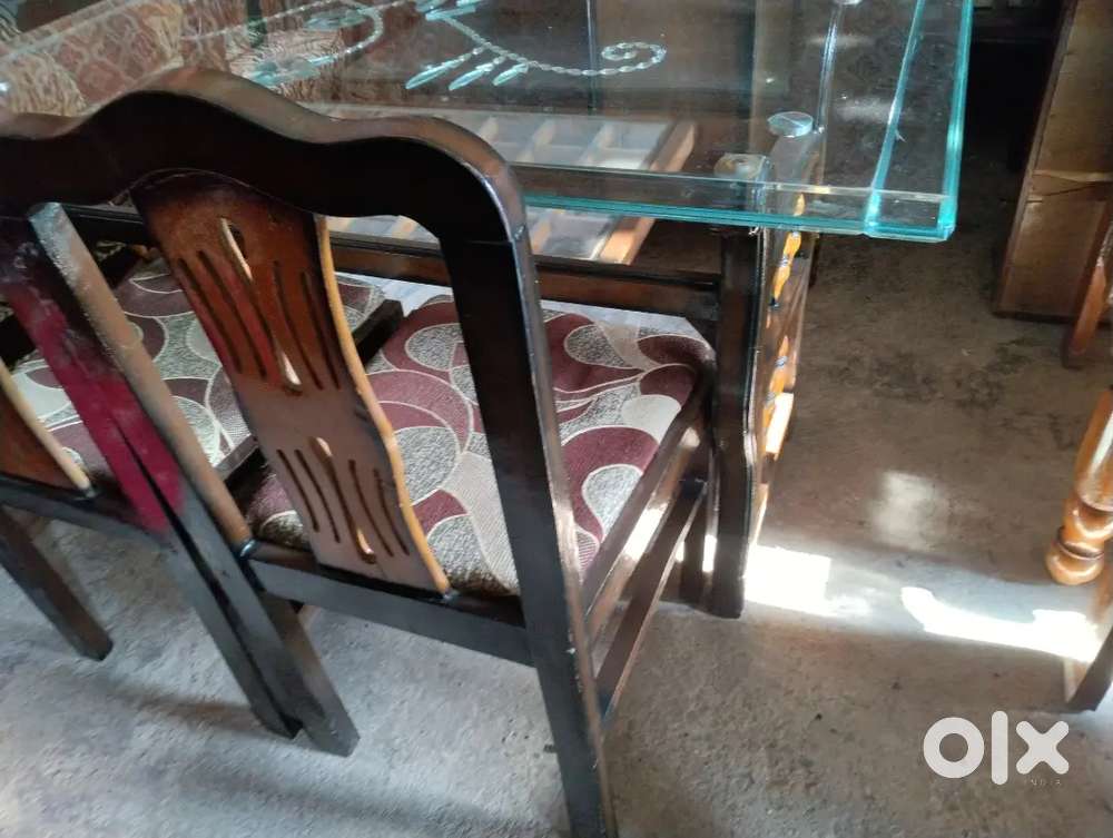 4 seater heavy glass dining table for sale like a good condition