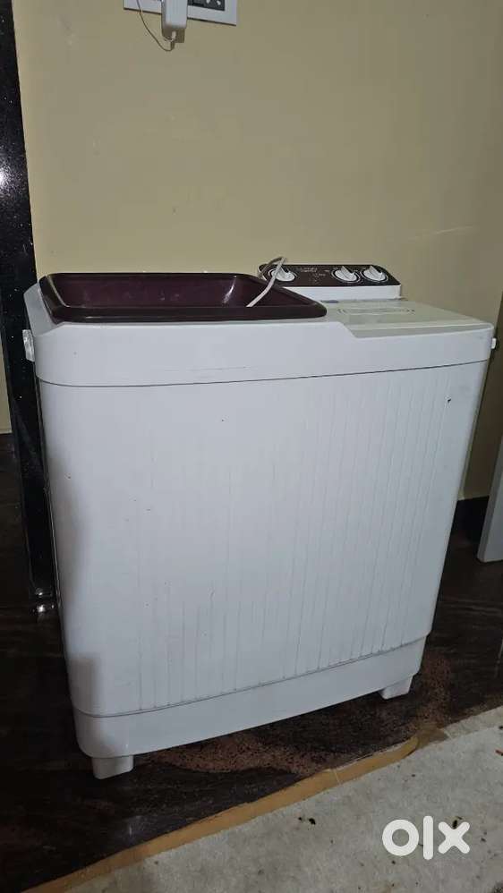 Lloyd manual Washing machine for sale  condition final fix  price 4500