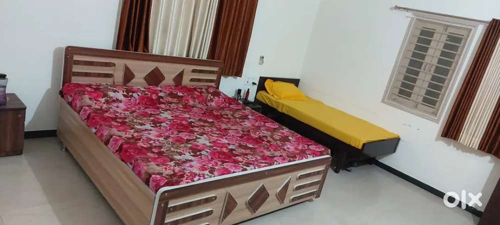 At lower Budget Furnished Boys PG available at New Vip Road