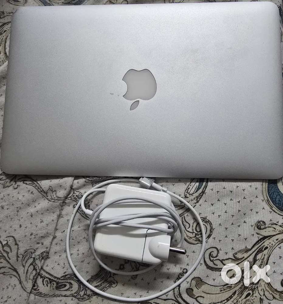 Macbook Air 11 inch 2013 intel chip, 128 GB HD, 4 GB ram