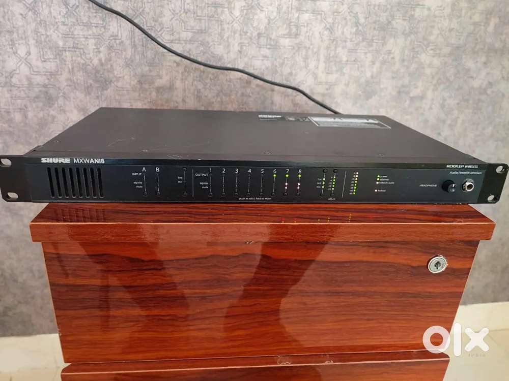 Shure MXWANI8 is an 8-channel audio network interface JBL preamlifir