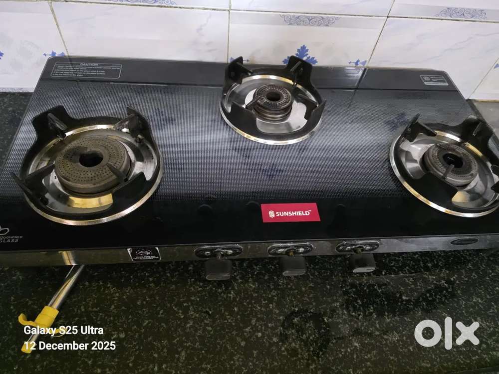 Gas stove with three burners