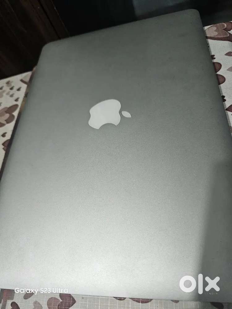 MACBOOK AIR 2017 FOR SALE.