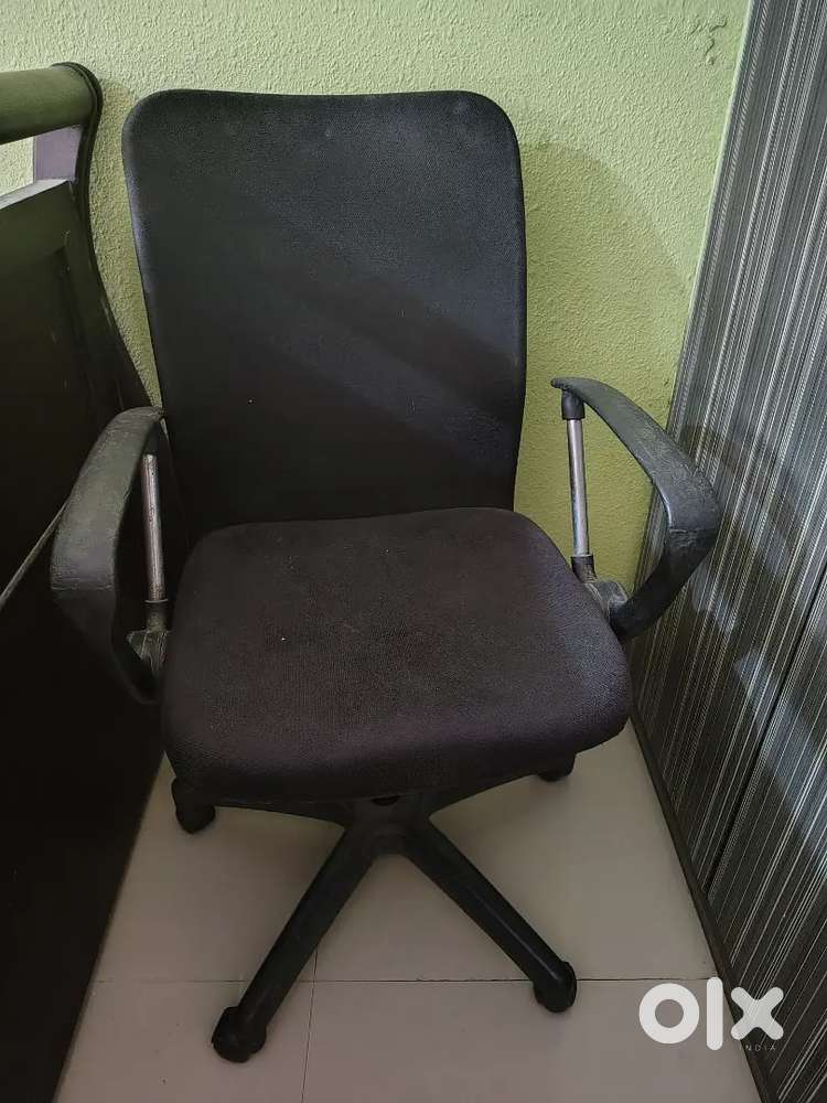 Office furnitures ( 3 chair+3 Tables)