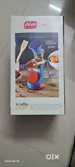 Brand new hand juicer and dinner set