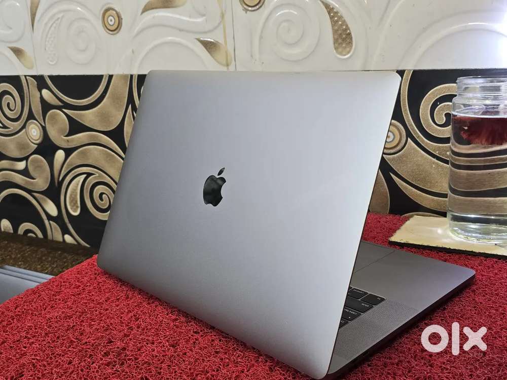 Apple Macbook Pro i9 16gb 512gb 5.5gb GRAPHICS 15inch Retina Touchbar