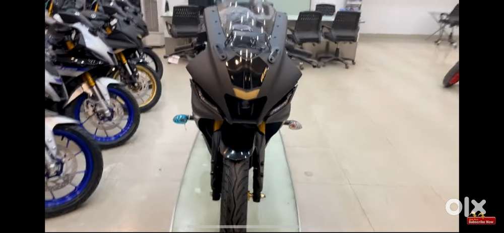 R15 V4 Metaalic black