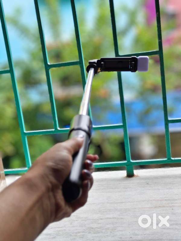 Wireless bluetooth mobile phone holder stand with bluetooth remote