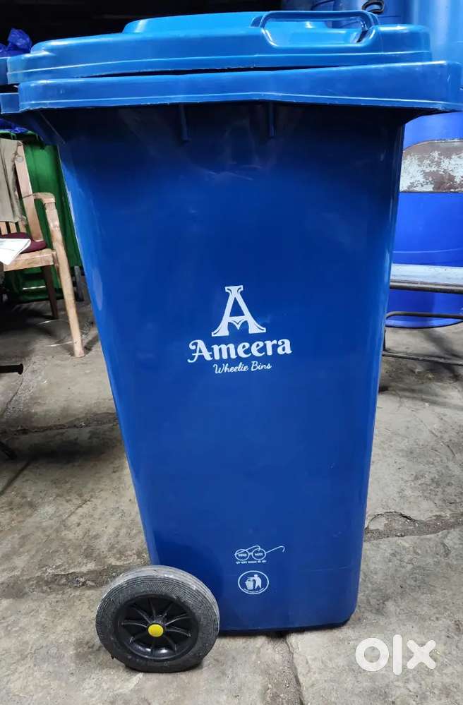 PLASTIC DUSTBINS WITH WHEELS.