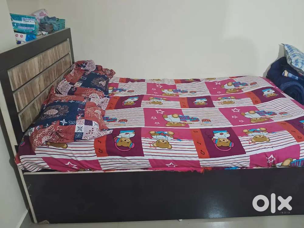 4/6  bed with mattress
