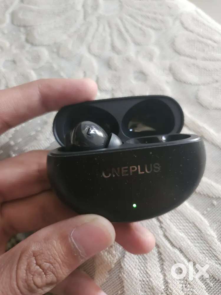 Oneplus nord buds 3 pro case with left earbud