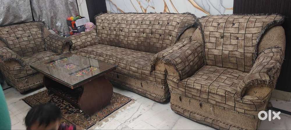 5 seater sofa set and center table urgent sell