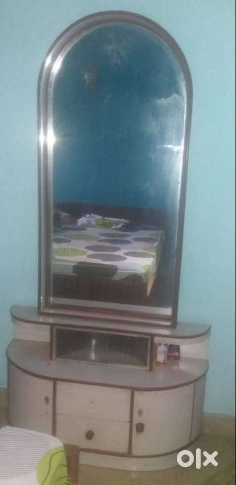 FOR SALE: DRESSING TABLE MADE OF SOLID WOOD