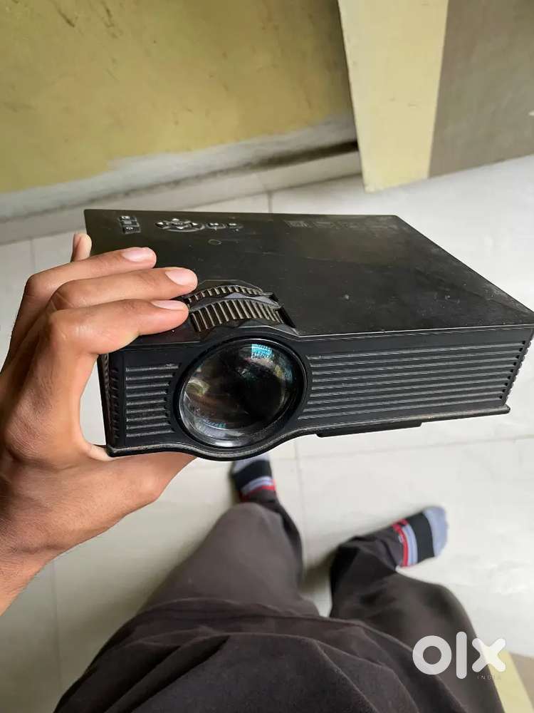 UC68B UC40 Mini Led HD Projector Supports 1920 Resolution 2600 lumens