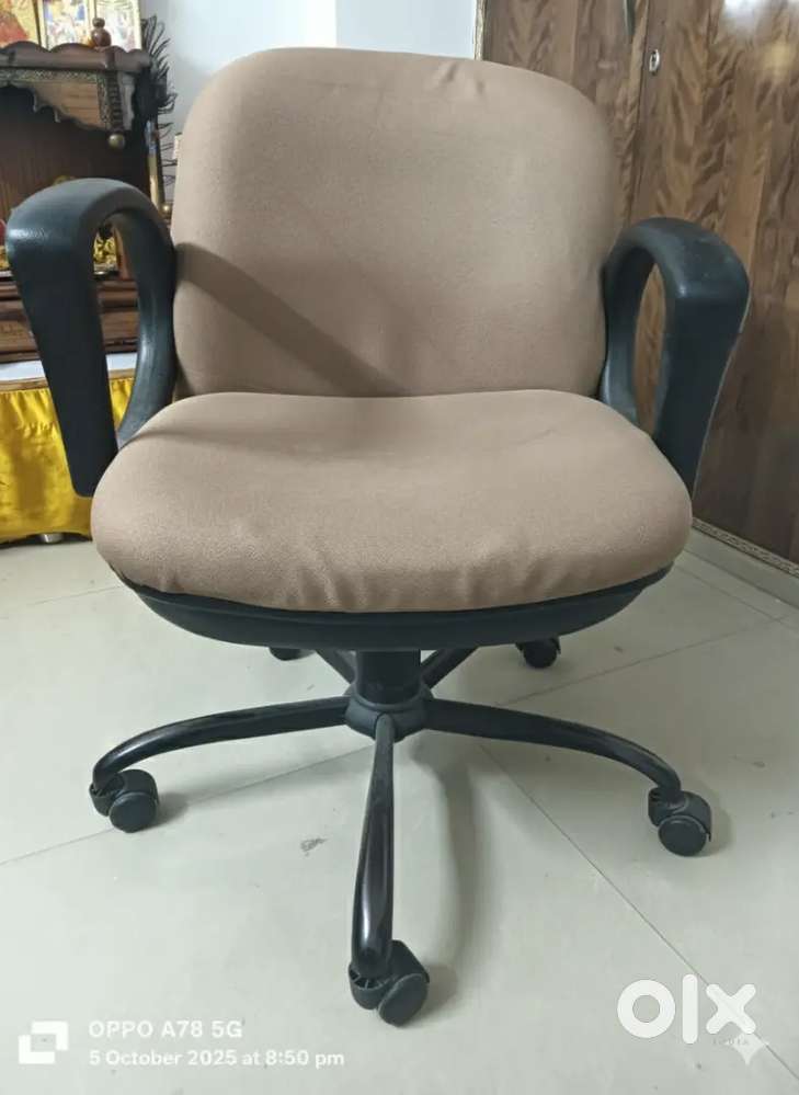 Comfortable Revolving Office Chair with Armrest – Great Condition