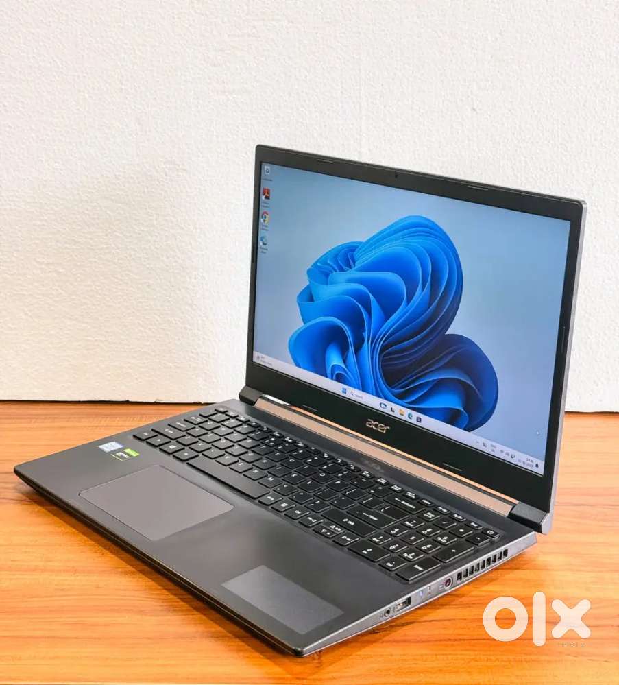 Acer Aspire A715- Excellent  Condition!