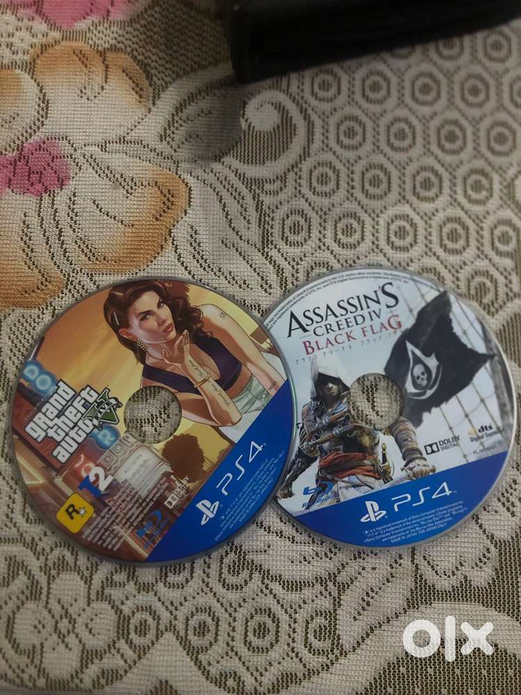 GTA5 ps4 game disc and assassin’s creed IV black flag
