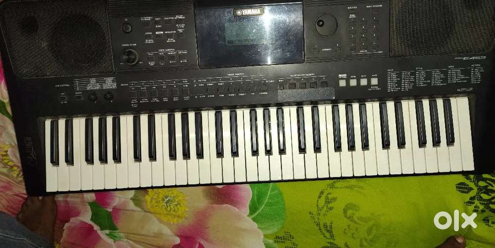 Yamaha PSRE453 keyboard