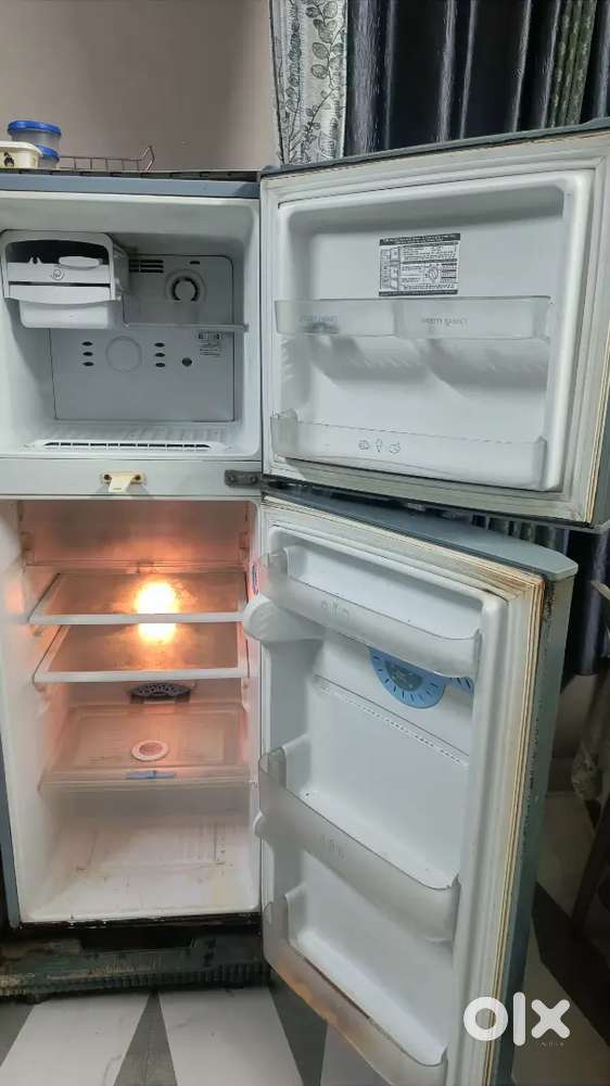 LG 2 DOOR REFRIGERATOR