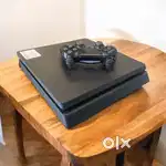 PS4 Slim - 500 GB (pre-owned)