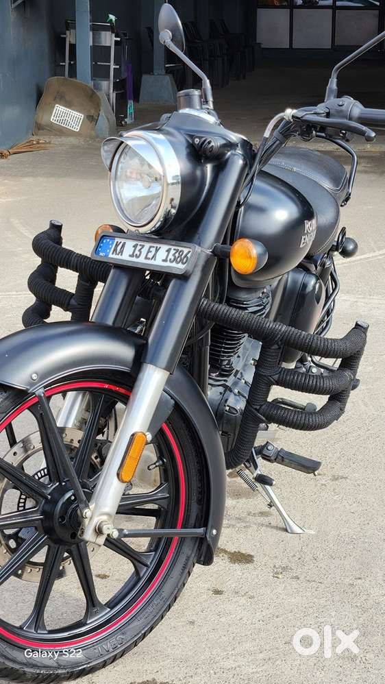 Classic 350 Stealth Black Reborn engine