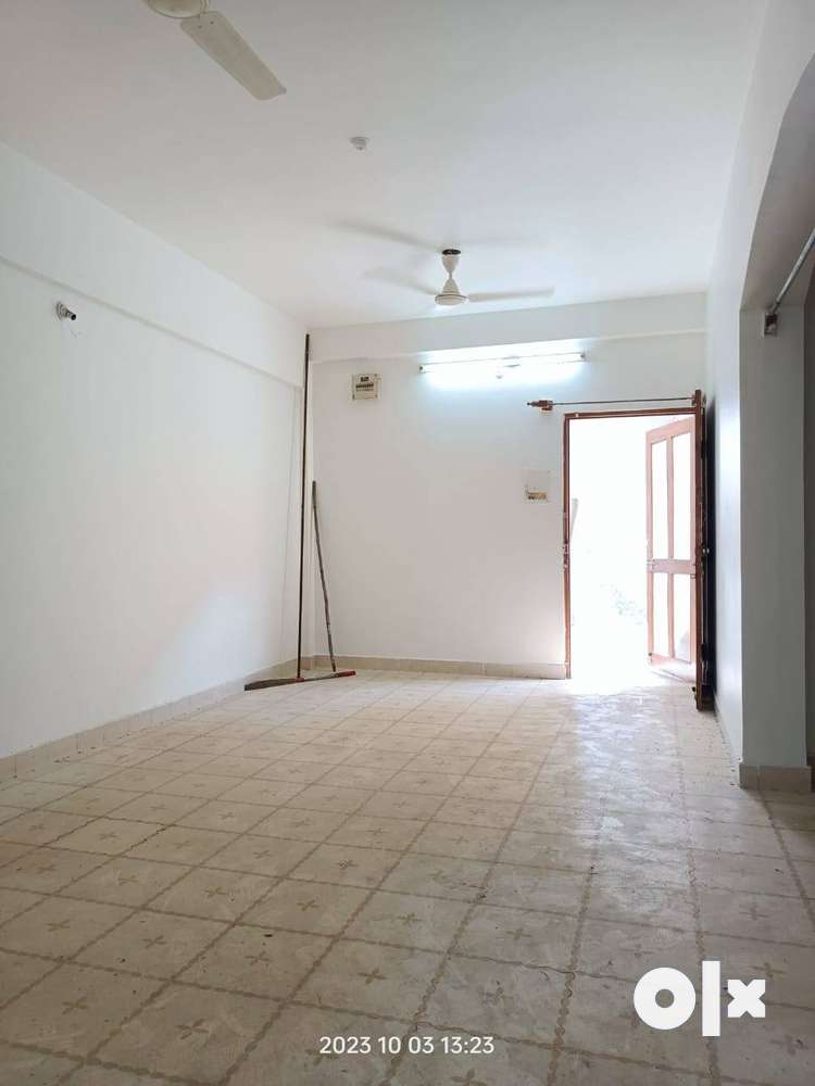 2BHK FLAT AVAILABLE FOR SALE NEAR SHIVAY COMPLEX