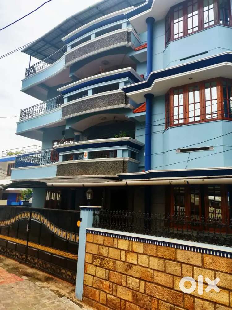 പദ്മനാഭ സ്വാമി ക്ഷേത്ര ത്തിന് അടുത്തായി പടിഞ്ഞാറകോട്ടൈൽ