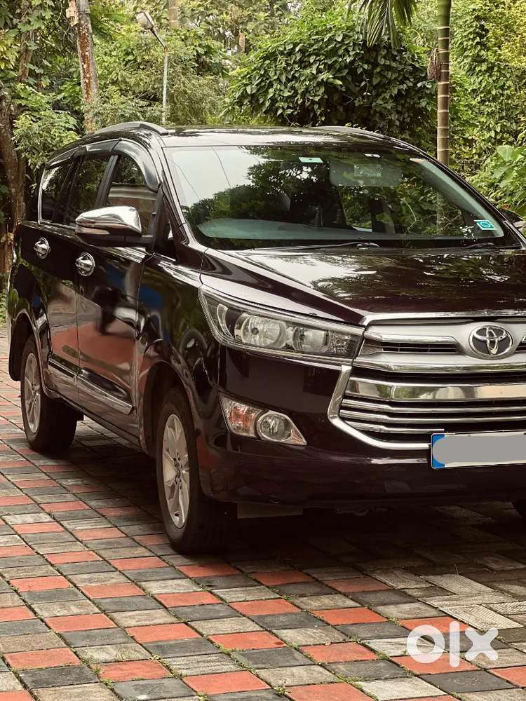 2.8 L Toyota Innova Crysta 2017