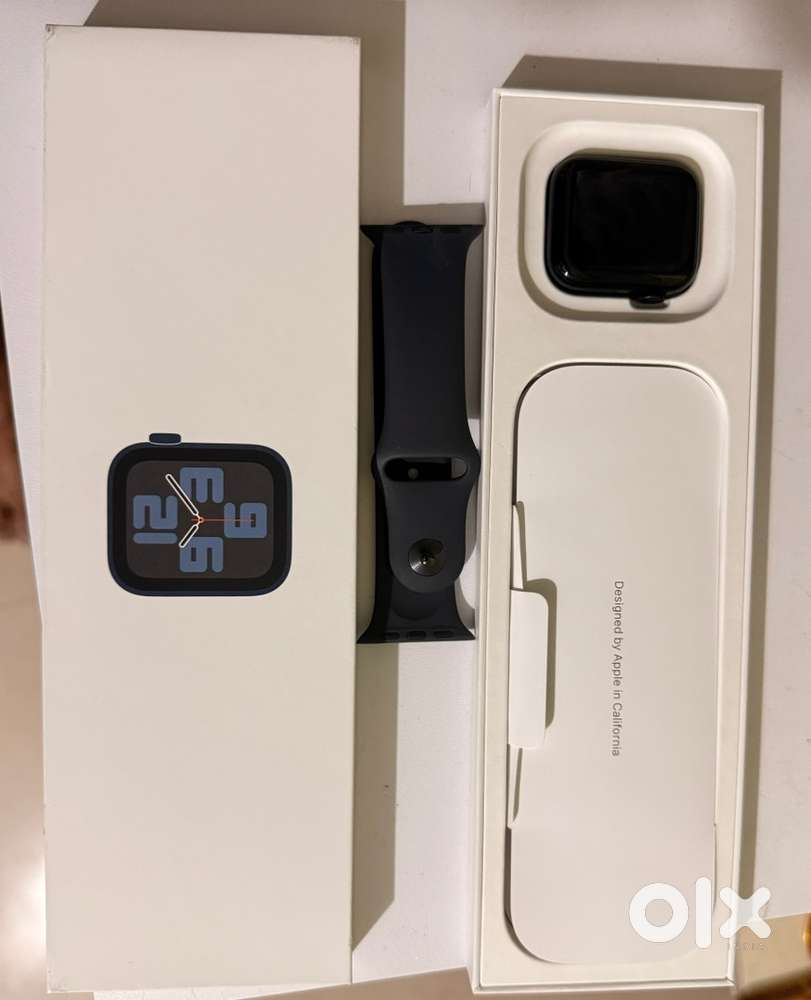 New unused Apple SE2 40mm smart watch -2 weeks old
