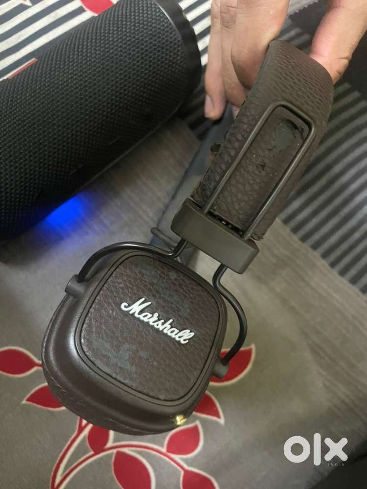 JBL FLIP 4 Speaker and MARSHALL MAJOR 3 Headphone