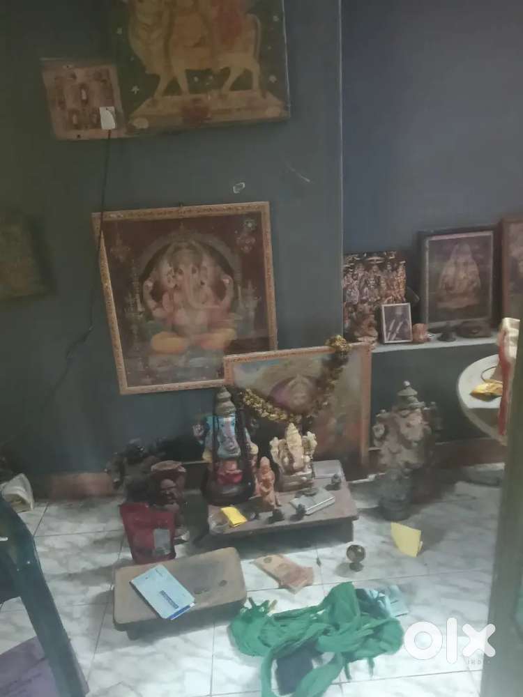 Single room with kitchen suitable for small family or bachelor