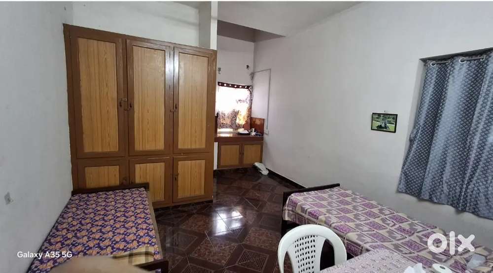 Spacious single room for ladies