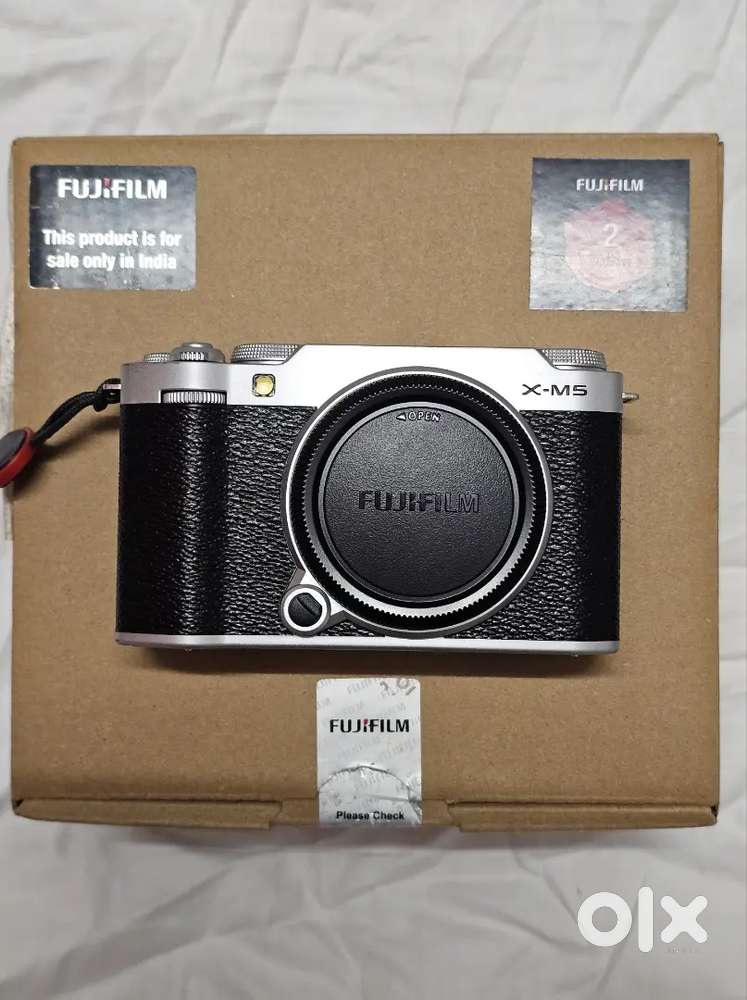 Fujifilm XM-5 Silver (3 year warranty) + Other Accessories (seperate)
