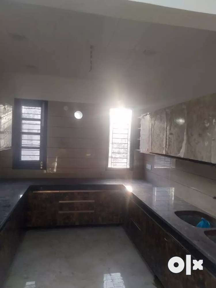 2bhk independent floor available in Ranjit Avenue