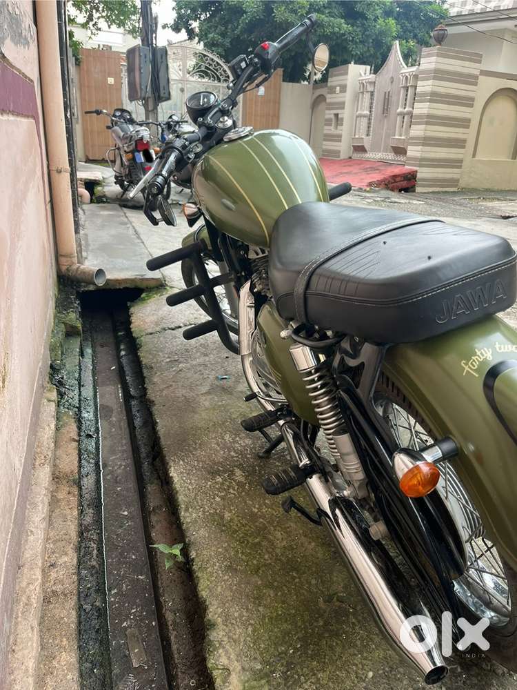 Jawa 42 golden strips