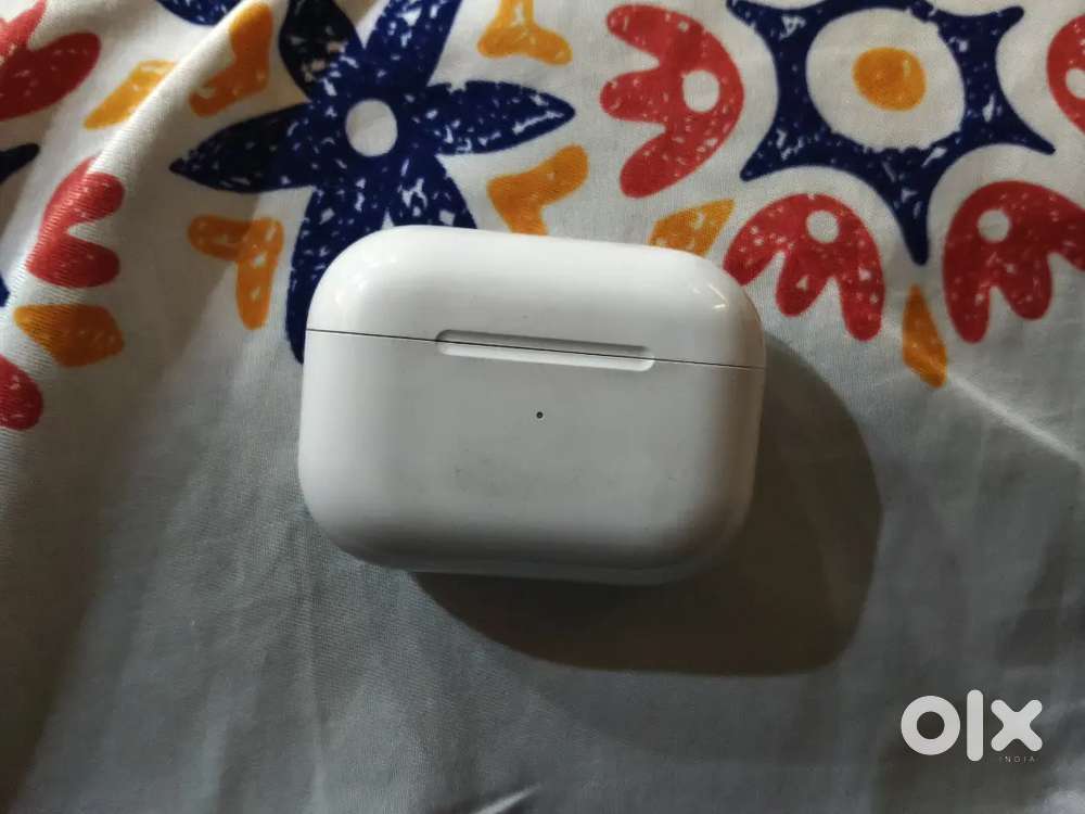 Apple airpods 1 month used and very good condition