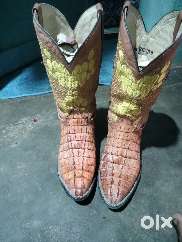 Iam saling crocodial leather shoo