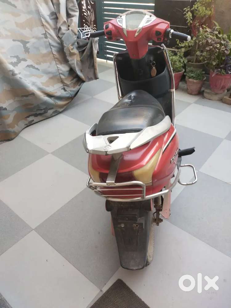 Hero electric scooty red cloure