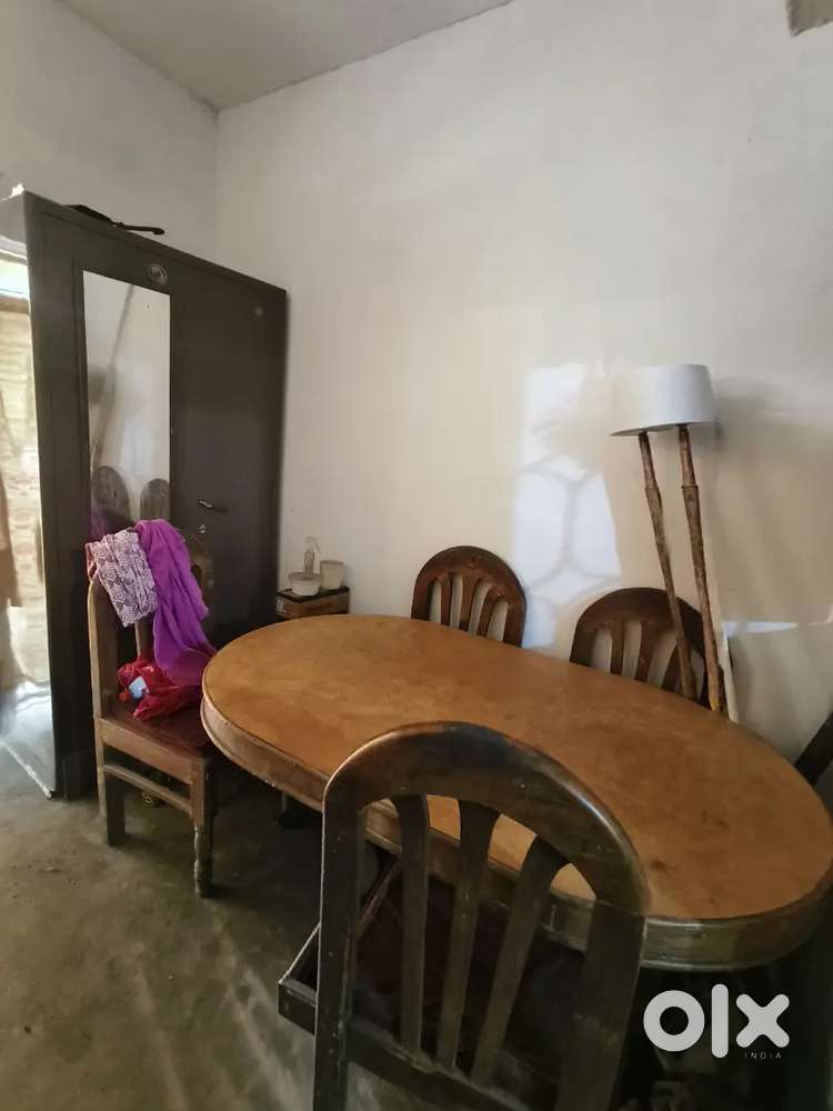 4 sitter dinning table.. ye tik ka lakdi se bana hua hai...