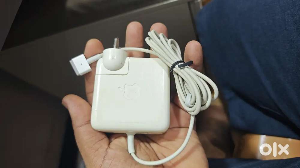 macbook original charger used in class condition.