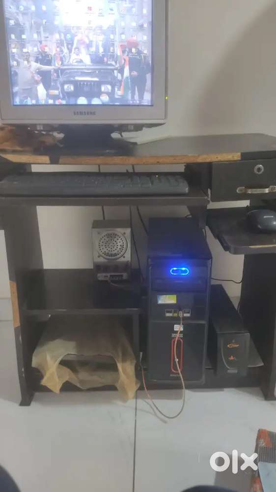 Desktop COMPUTER FOR SALE WITH TABLE