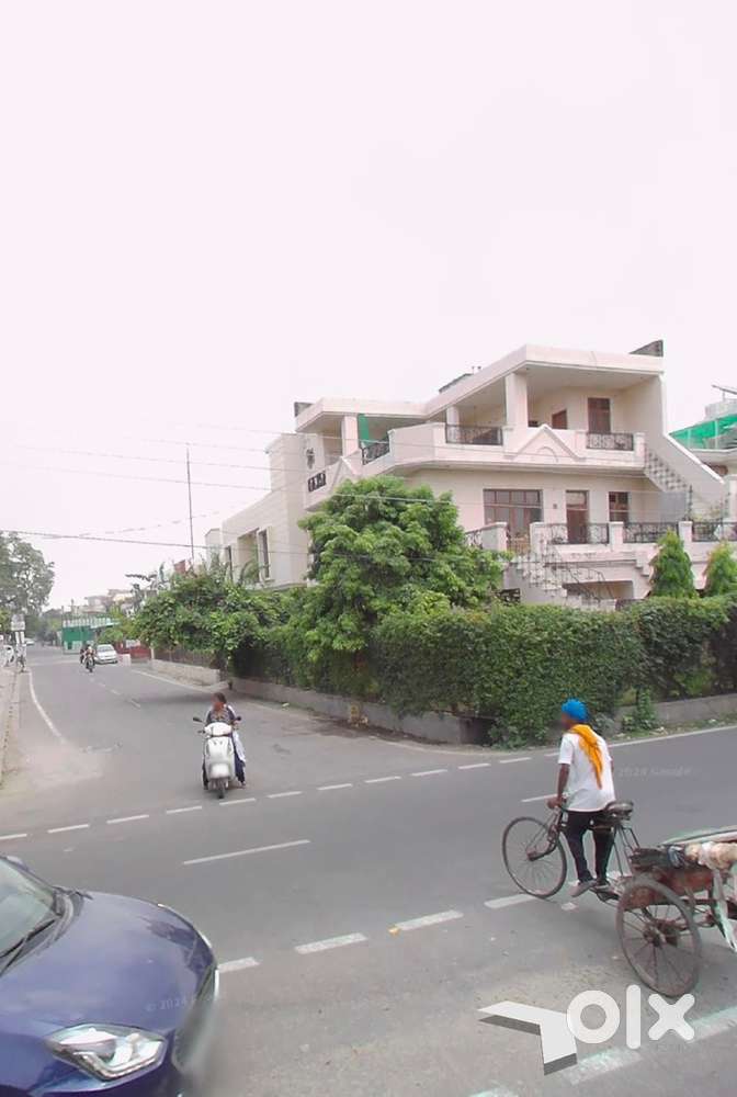 Main ranjit avenue D block 250 gaj plote.