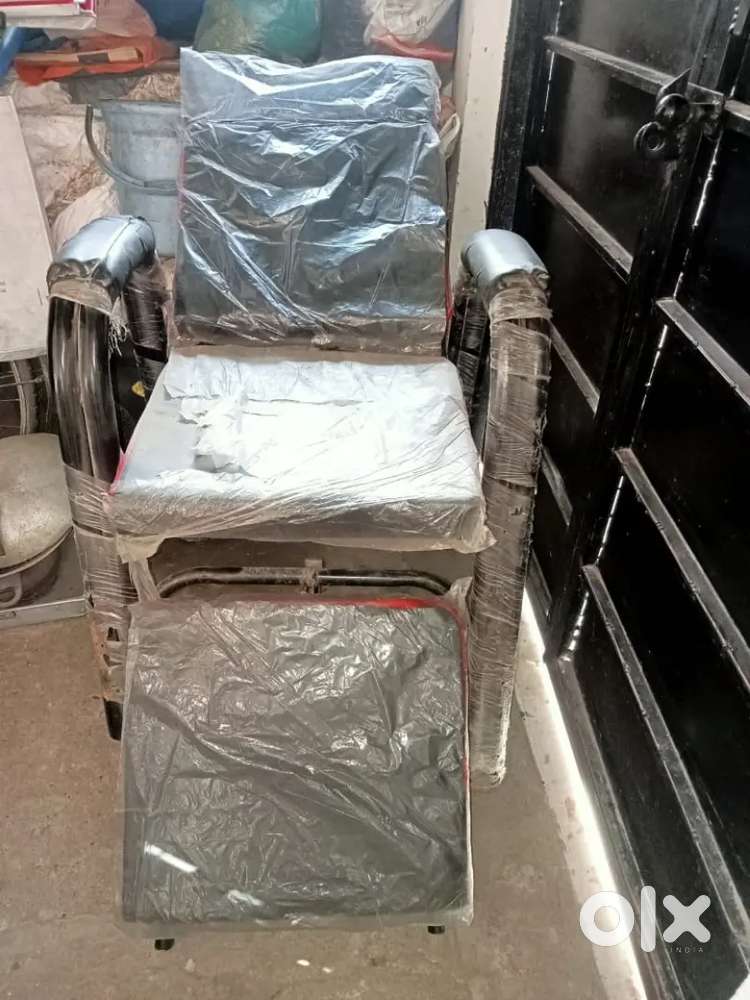 Black beauty parlour chair