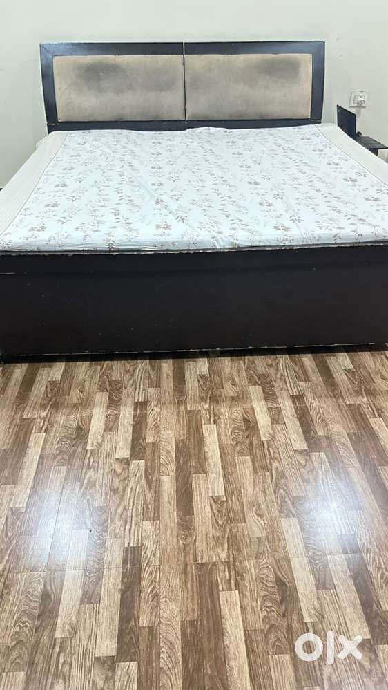 King size double bed in good condition with sleepwell mattress