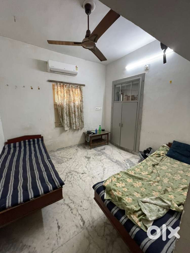 Floor on rent for bachelor boys only