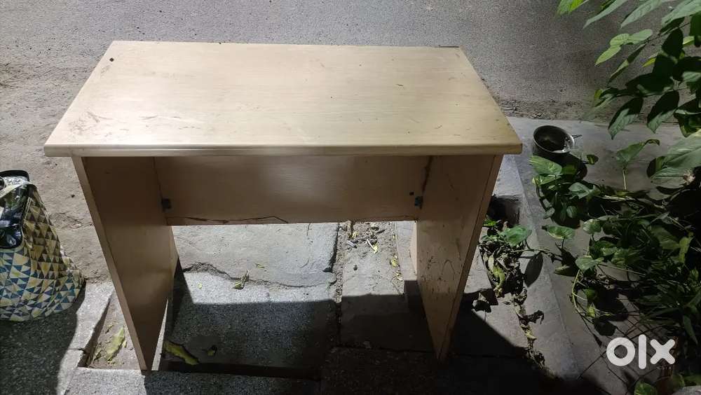Computer table