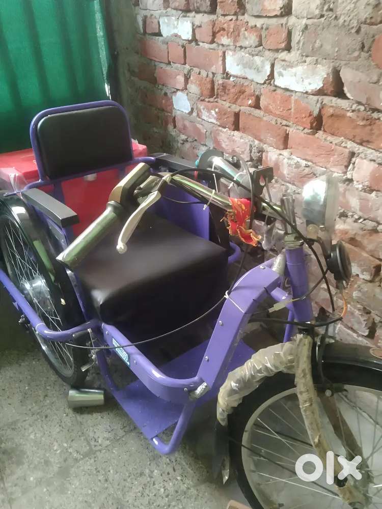 Electric three wheeler scooter for handicapped people